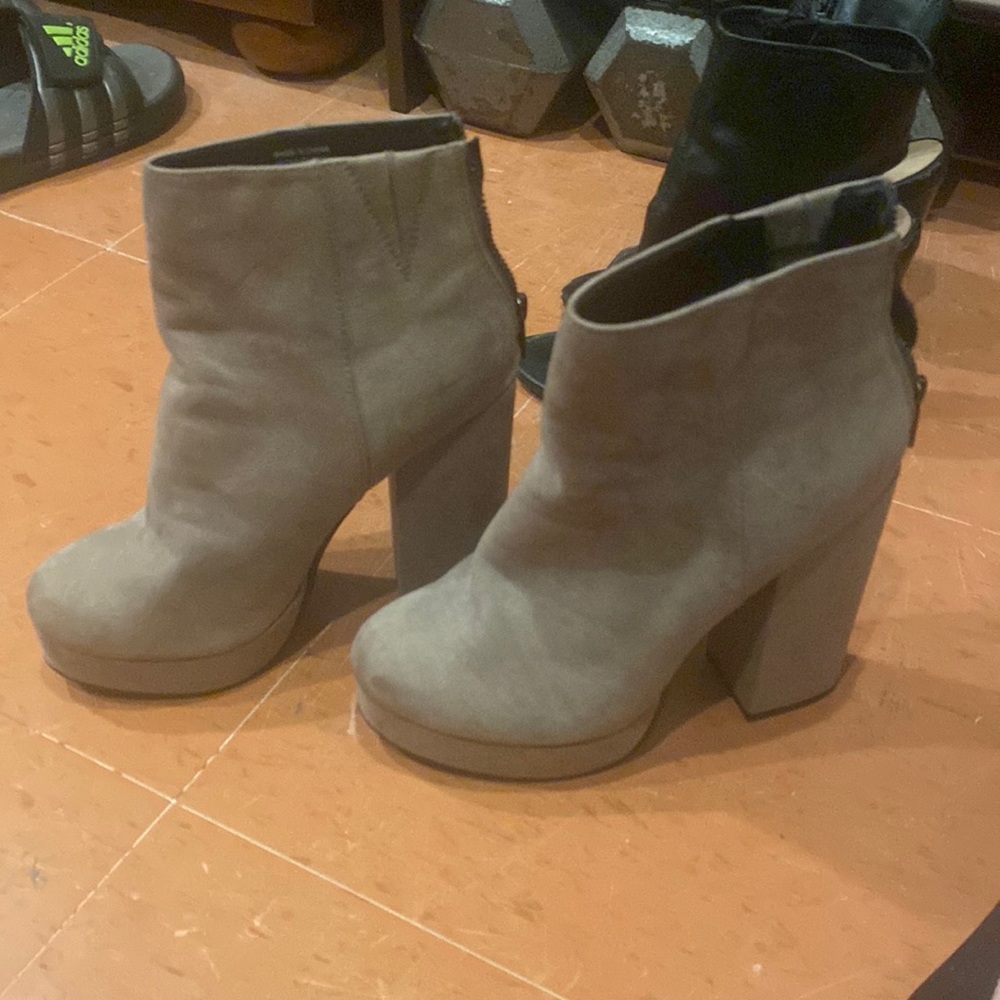 Call it spring bootie heels.
